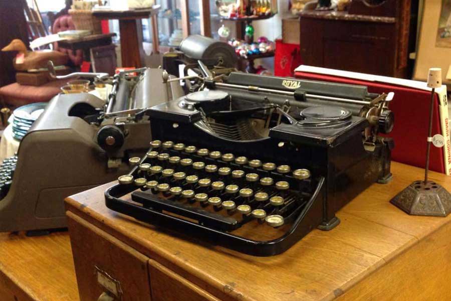 Metropolitan-Antiques-and-GIfts-Waukesha-old-typewriter.jpg